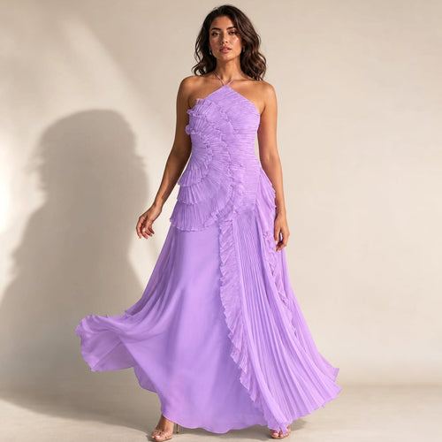 Modelka w fioletowej sukience maxi halter z plisowanymi falbanami asymetrycznymi, wieczorowy look