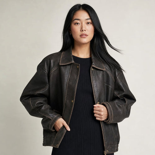 Oversized bomber jacket z PU w kolorze charcoal-brown z kontrastowymi szwami, widok z przodu na zamek i kieszenie