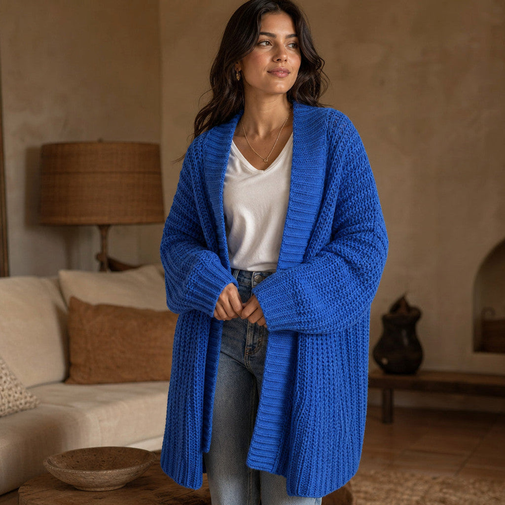 Jasia | Kardigan oversize z rozcięciami niebieski Niebieski – Stylizowane zdjęcie