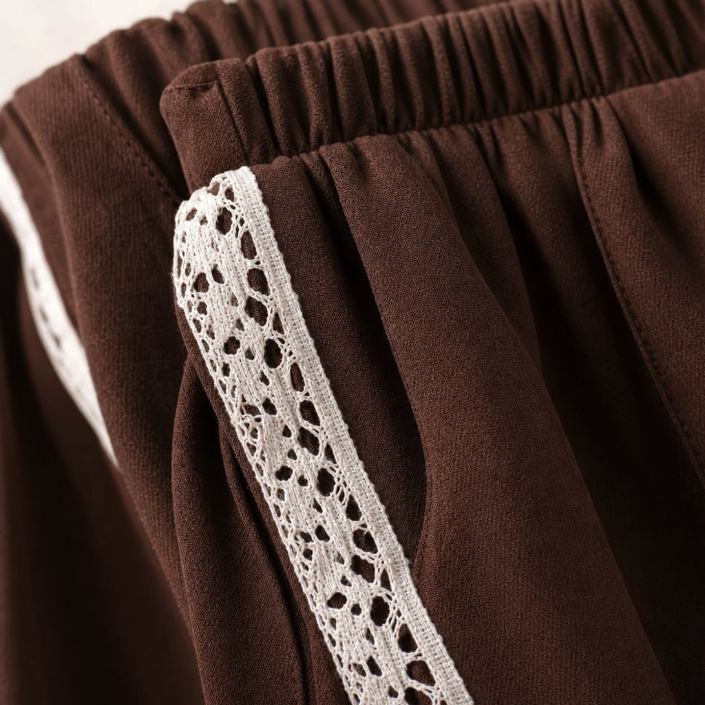 Spodnie z plisami lampas koronkowy mankiet Chocolate Lace – Elzanka