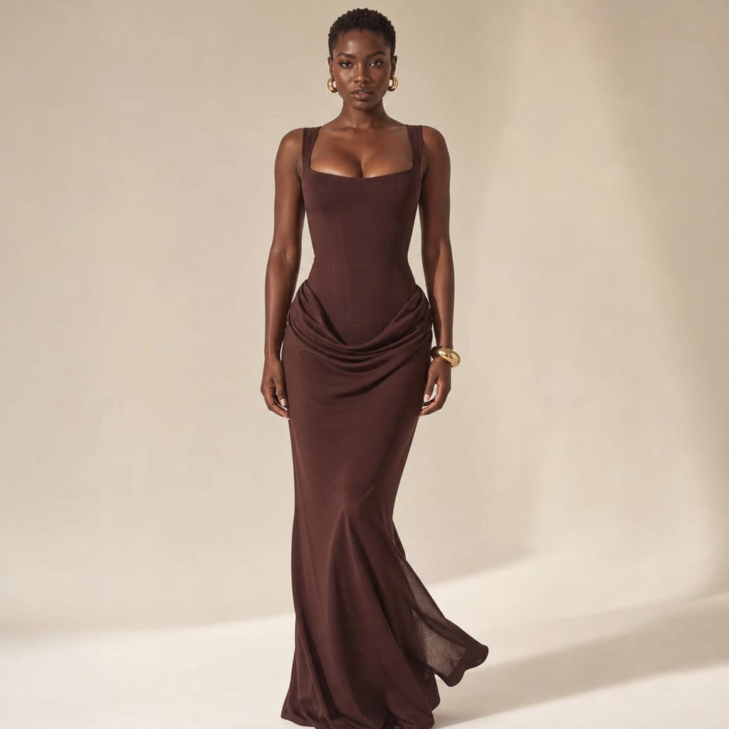 Modelka w czarnej sukience maxi Rysa z pionowym wycięciem na plecach, stojąca przodem do obiektywu