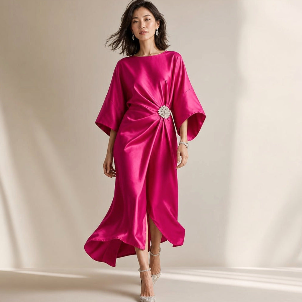 Sukienka midi dzianinowa kimono satynowa broszka kryształowa w kolorze Fuksja – Elzanka