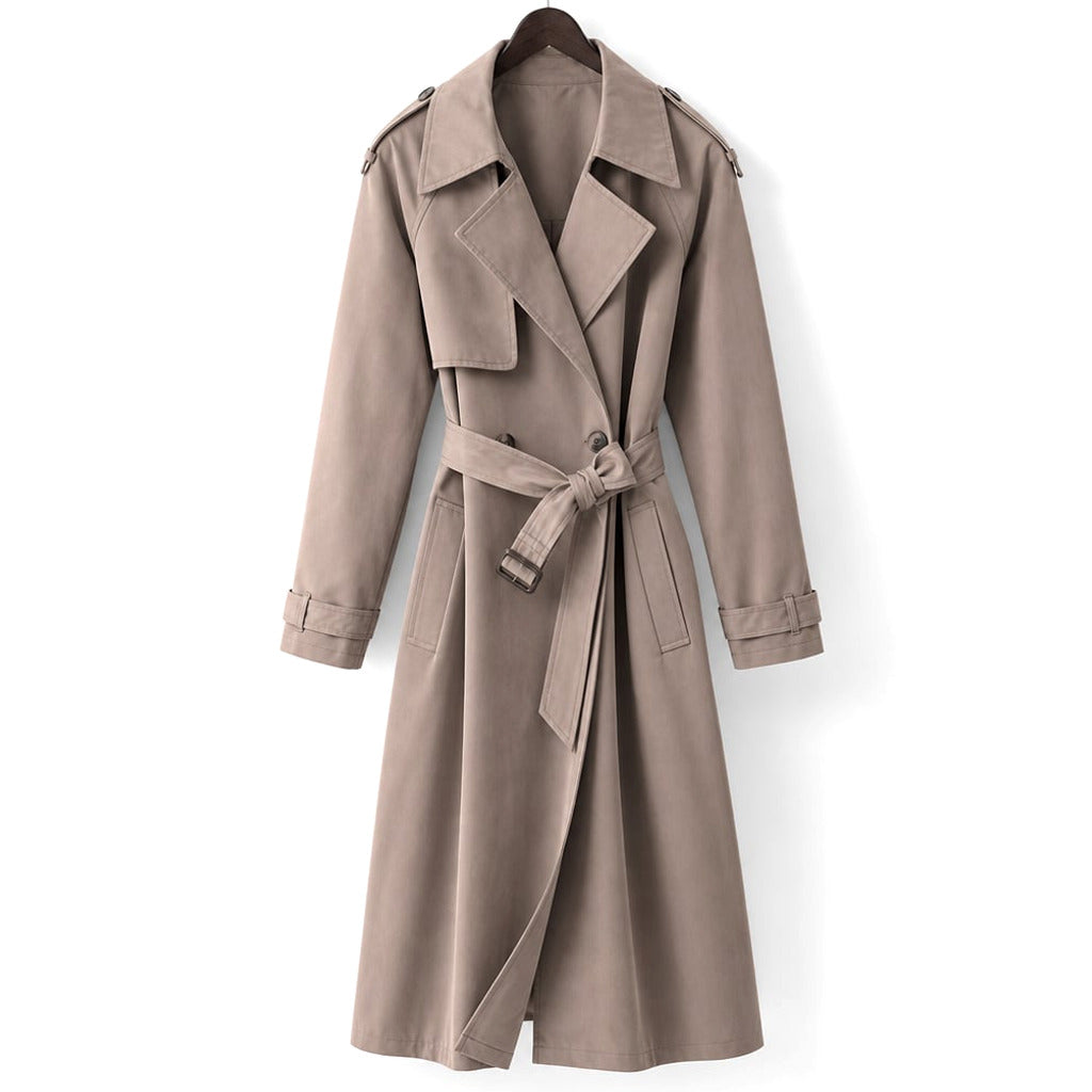Modelka w longline trenczu oversized mocha zapiętym na pasek, hem poniżej kolana, kołnierz uniesiony